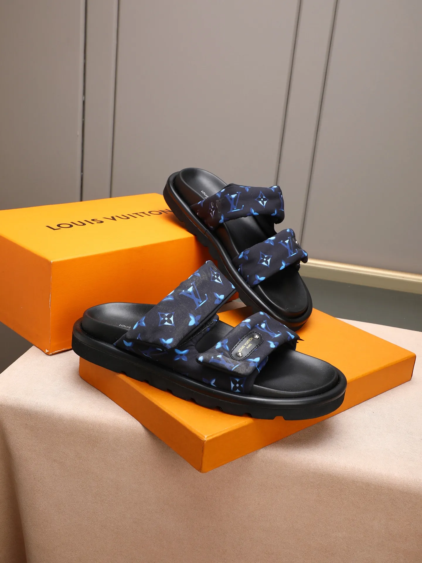 PP360 [LOUIS VUITTON] Louis Vuitton, LV printing, men's and women's slippers are on the market. The drawer box packaging comes with a cloth bag and a card. The upper pattern looks very soft and waxy, and it is a super versatile leg slimming tool. Fabric: imported denim/canvas/old fabric, LV hardware LOGO, official website pattern printing, comfortable to wear, feet: high-elastic PU water table. Sole: foam sole, heel height: about 5cm. Code number: 35-46, 35, 45, 46 are custom-made and non-returnable. Color: multiple colors and styles available.